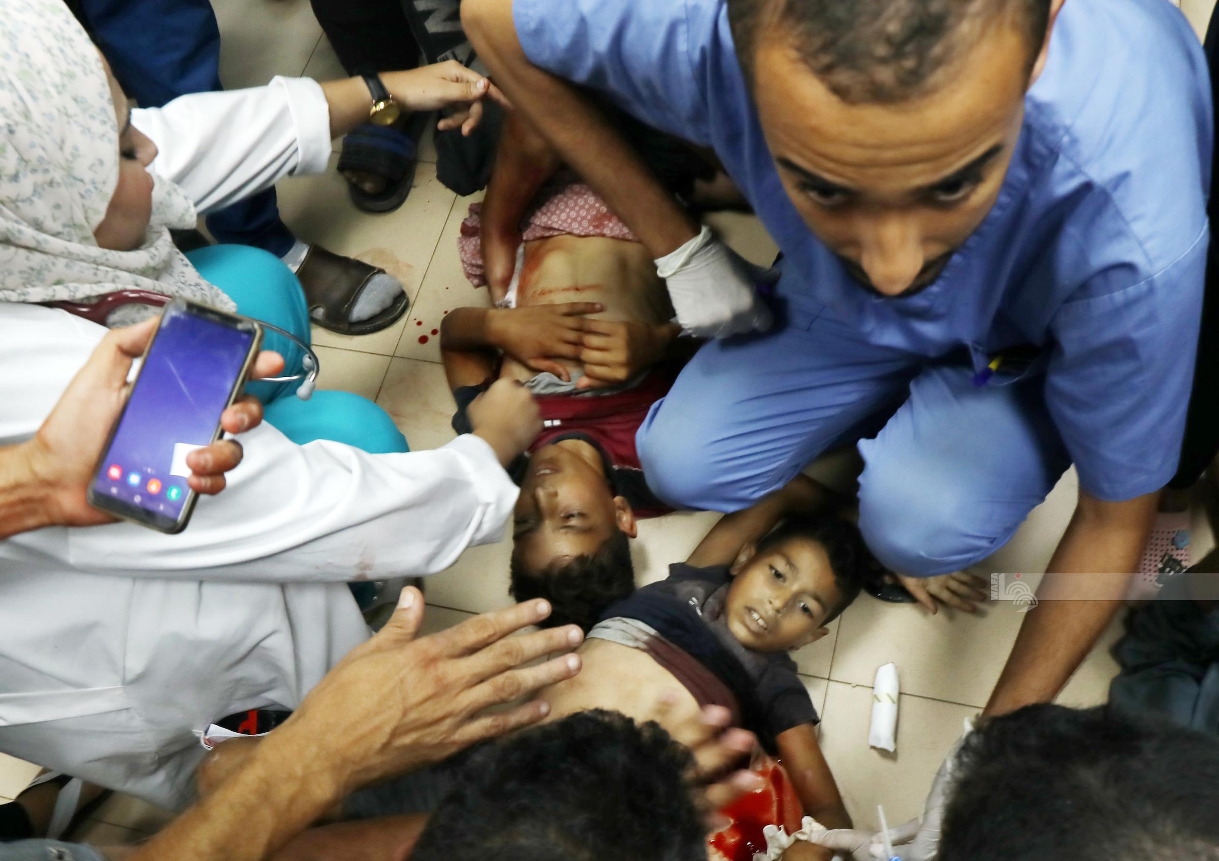 جرحى يتلقون العلاج في مستشفى شهداء الأقصى في دير البلح وسط قطاع غزة عقب إصابتهم بغارات الاحتلال (وفا)